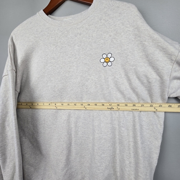 JUNIE GREY Mom Oversized Sweatshirt Embroidered Smile Flower Gray Womens Size L - Picture 8 of 9